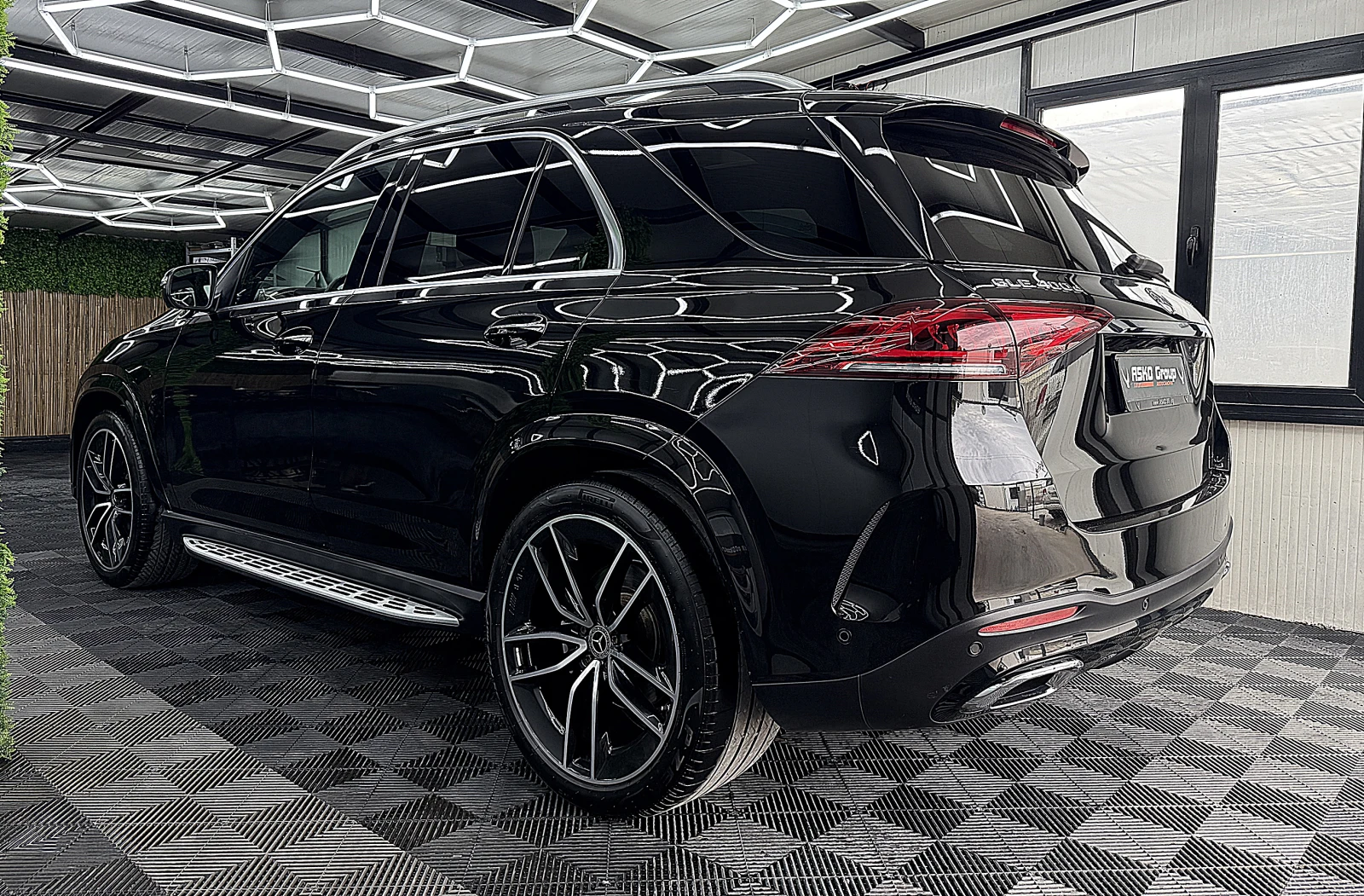 Mercedes-Benz GLE 400 PANORAMA/AMG-line/KeylessGo/360-k/Germany/ЛИЗИНГ, снимка 4 - Автомобили и джипове - 54608783