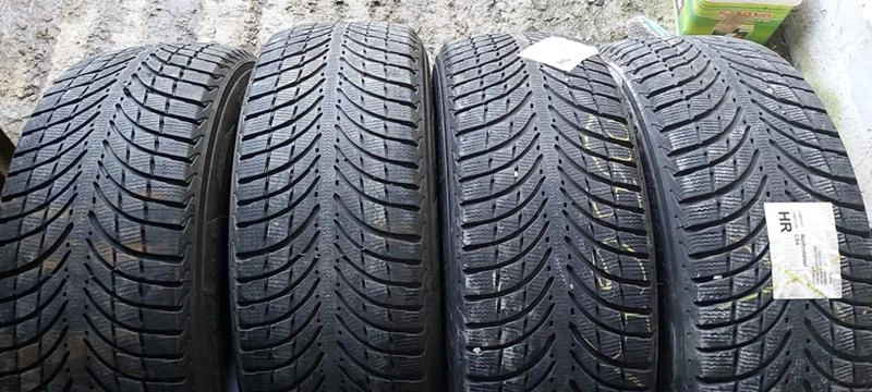 Гуми Зимни 235/65R17, снимка 1 - Гуми и джанти - 35125028