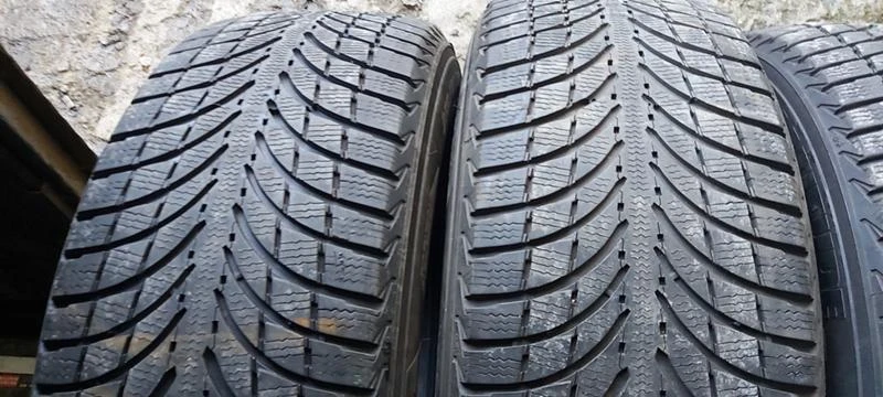 Гуми Зимни 235/65R17, снимка 2 - Гуми и джанти - 35125028