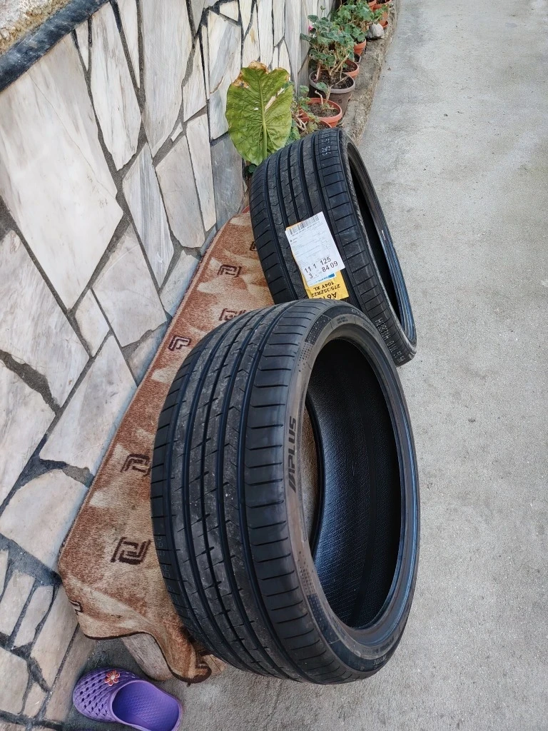 Гуми Летни 275/35R22, снимка 2 - Гуми и джанти - 55658372