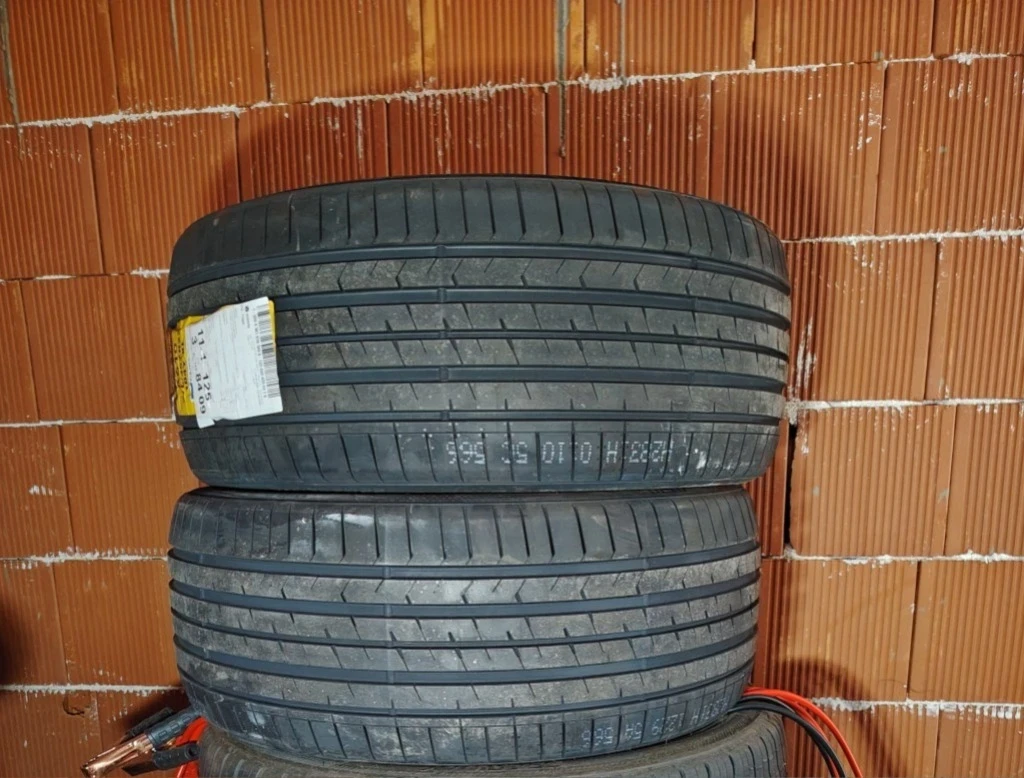 Гуми Летни 275/35R22, снимка 4 - Гуми и джанти - 55658372