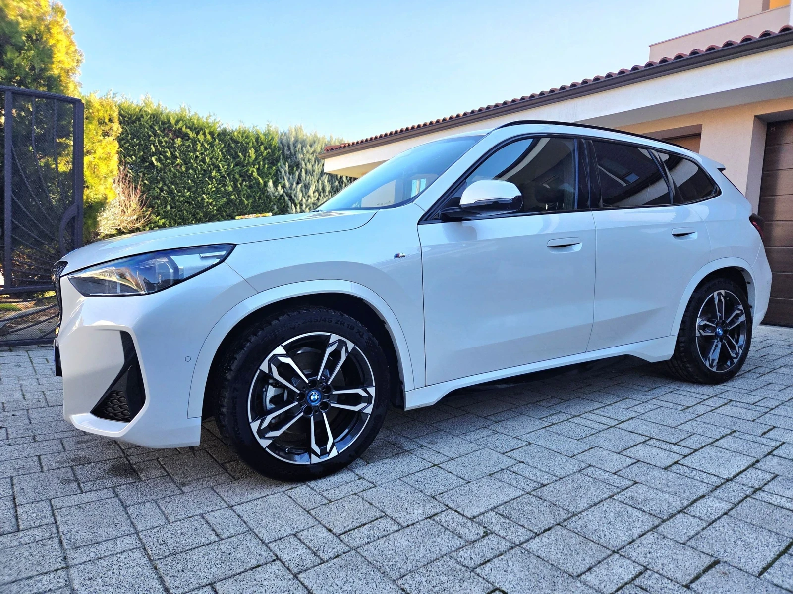 BMW iX1 M* xDrive30* Laser* HeadUp* Memory* Panorama*  - изображение 3