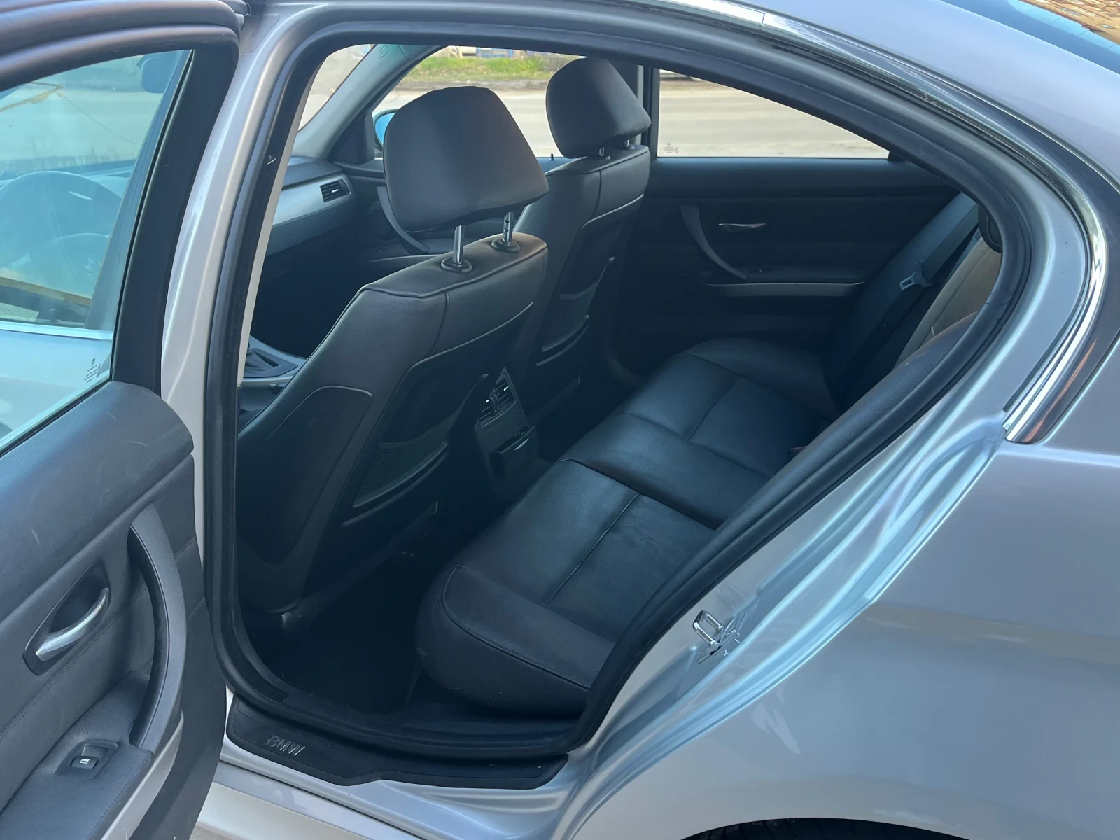 BMW 330 3.0D на задно - изображение 10