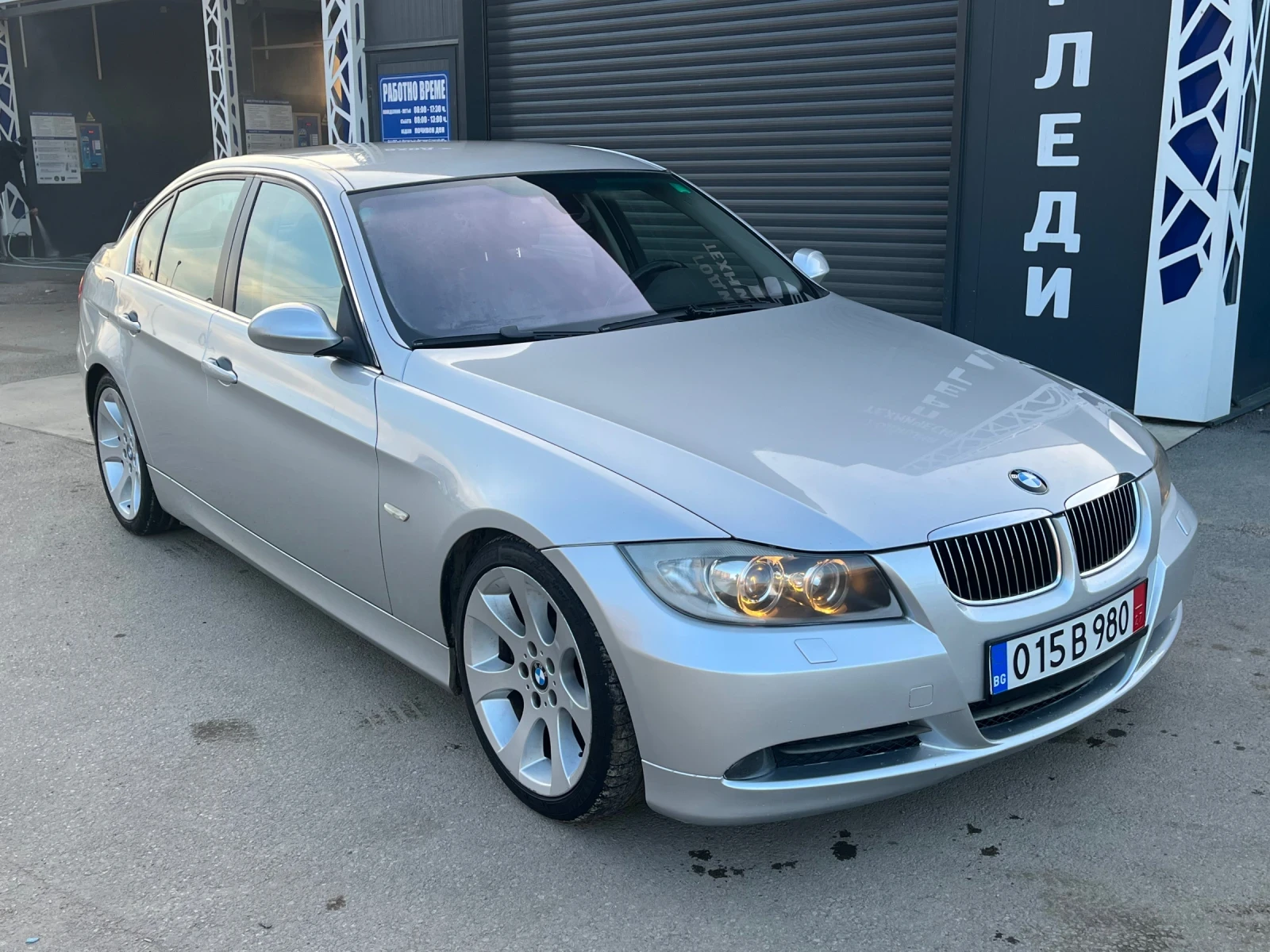 BMW 330 3.0D на задно - изображение 3