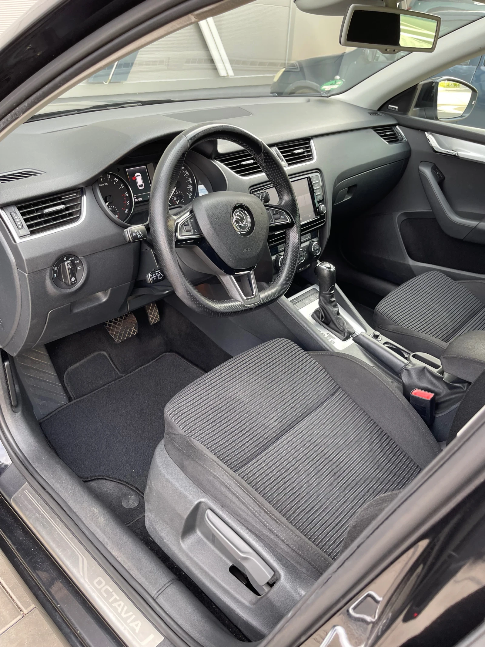 Skoda Octavia 2.0tdi / DSG / Distronic / Canton , снимка 9 - Автомобили и джипове - 55040250