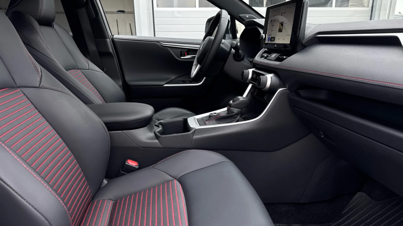 Toyota Rav4 2, 5 PHEV AWD - изображение 8