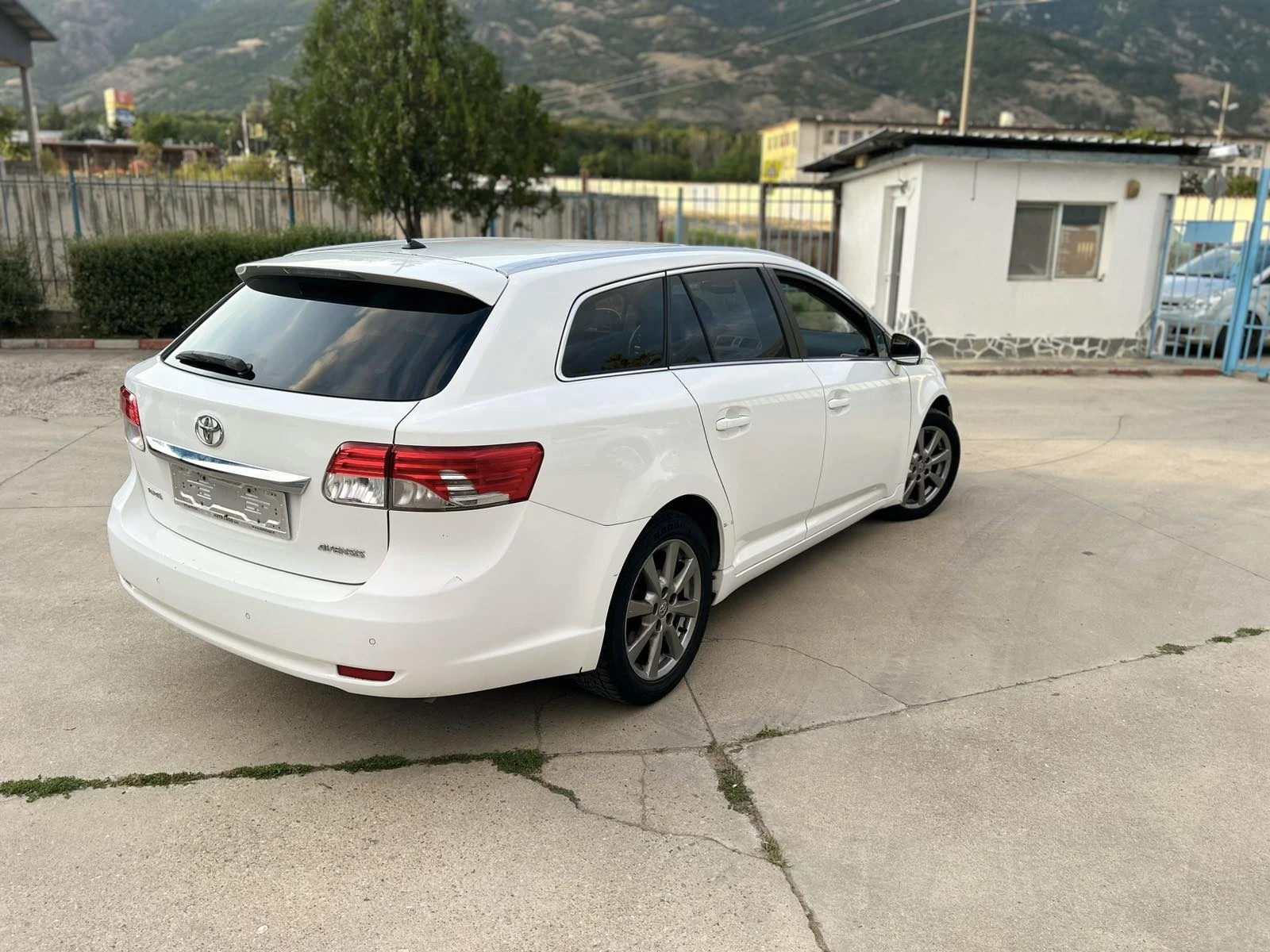 Toyota Avensis 2.0 D-4D Lounge - изображение 4