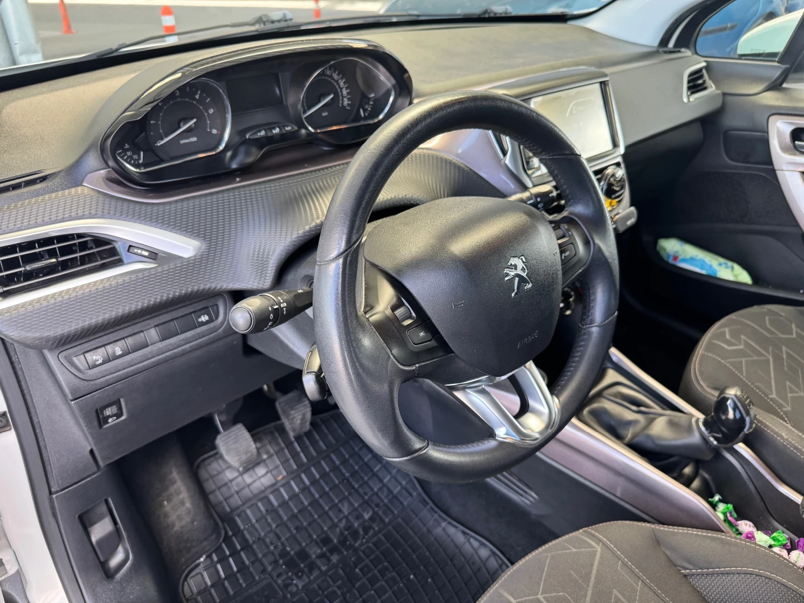 Peugeot 2008 1.4 HDI ALLURE, снимка 13 - Автомобили и джипове - 54442658