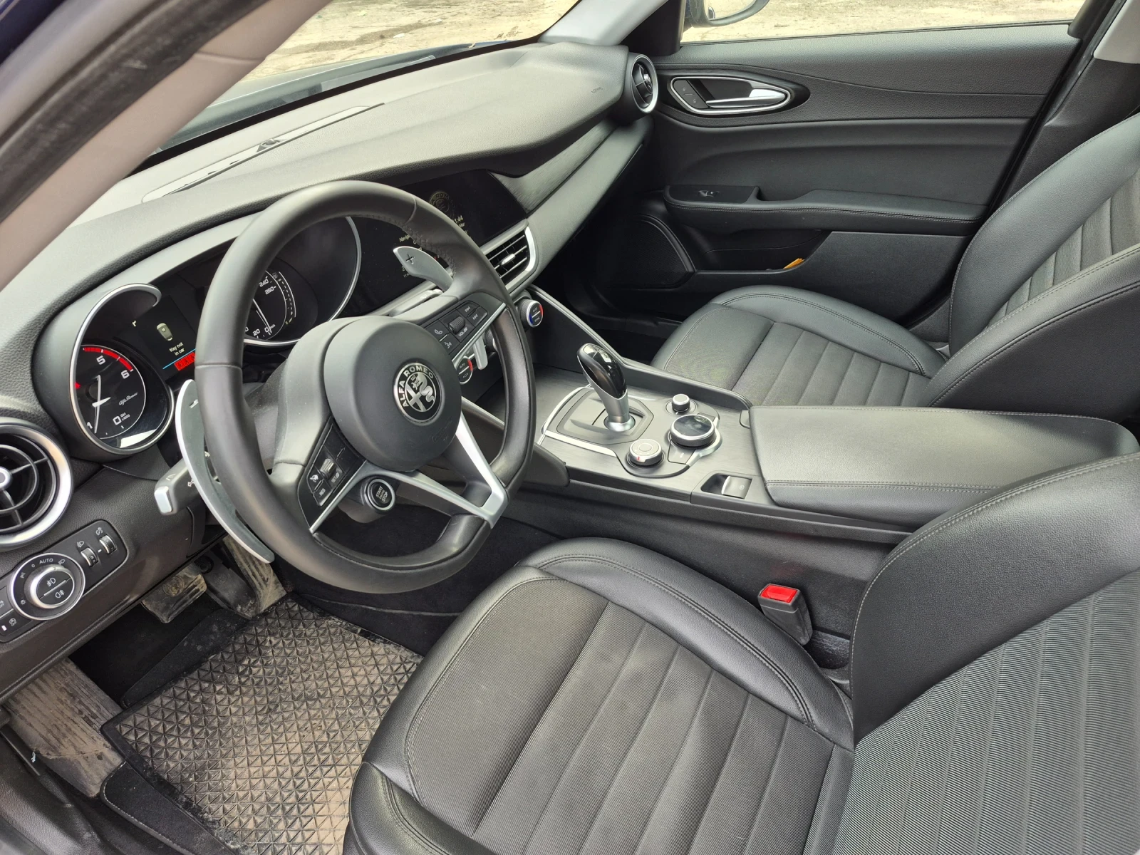 Alfa Romeo Giulia 2.2 180ks, снимка 7 - Автомобили и джипове - 54725311