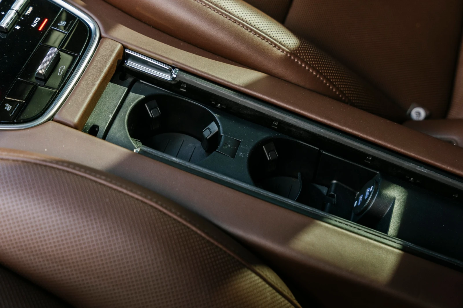 Porsche Panamera 4 E-Hybrid Platinum Edition, снимка 16 - Автомобили и джипове - 56595758
