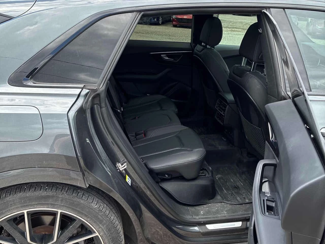 Audi Q8 * Progressiv 55 TFSI quattro * CARFAX * БЕЗ ПЪРВОН, снимка 11 - Автомобили и джипове - 55076462