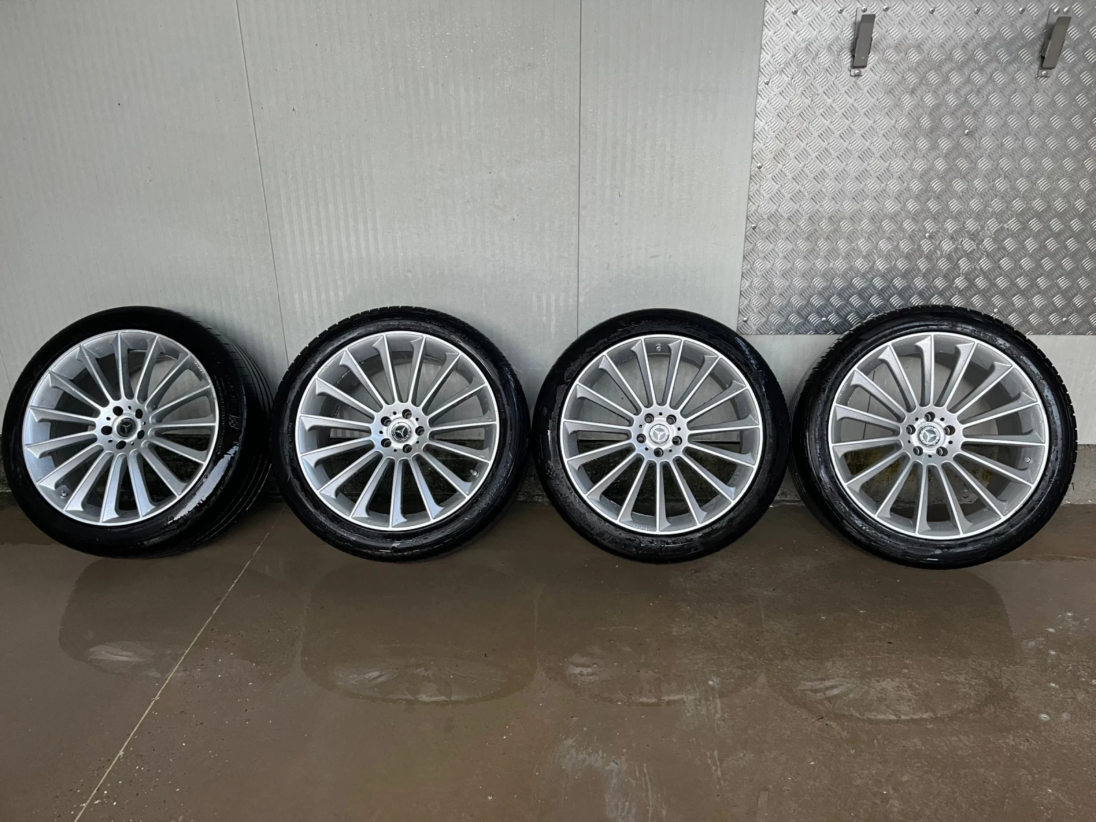 Гуми с джанти  325/35R22
