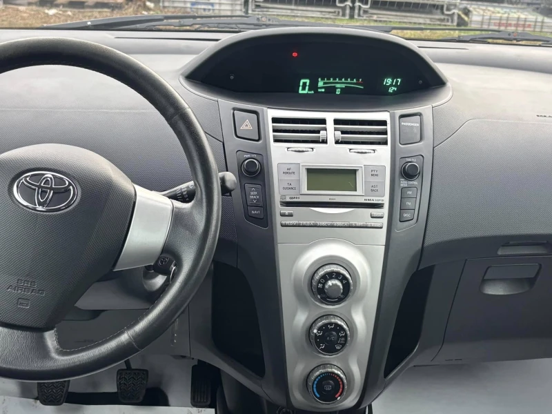 Toyota Yaris 1, 3 БЕНЗИН, снимка 11 - Автомобили и джипове - 48899282