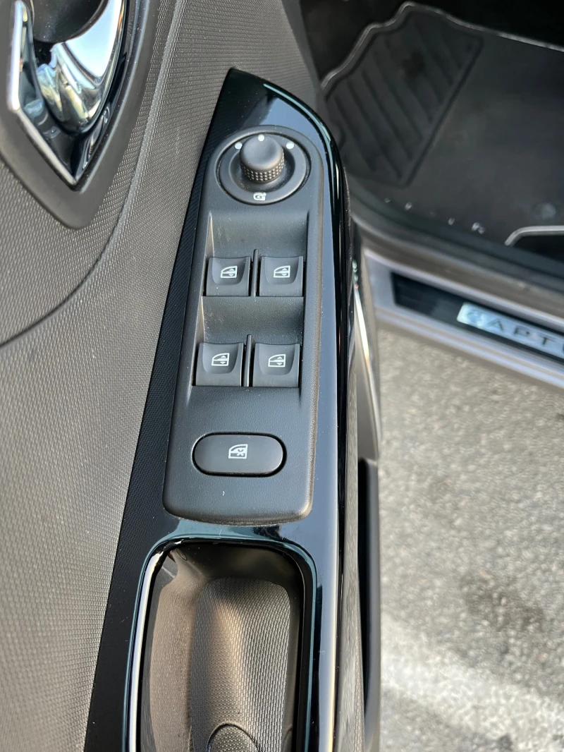 Renault Captur 1.2, снимка 13 - Автомобили и джипове - 51359394