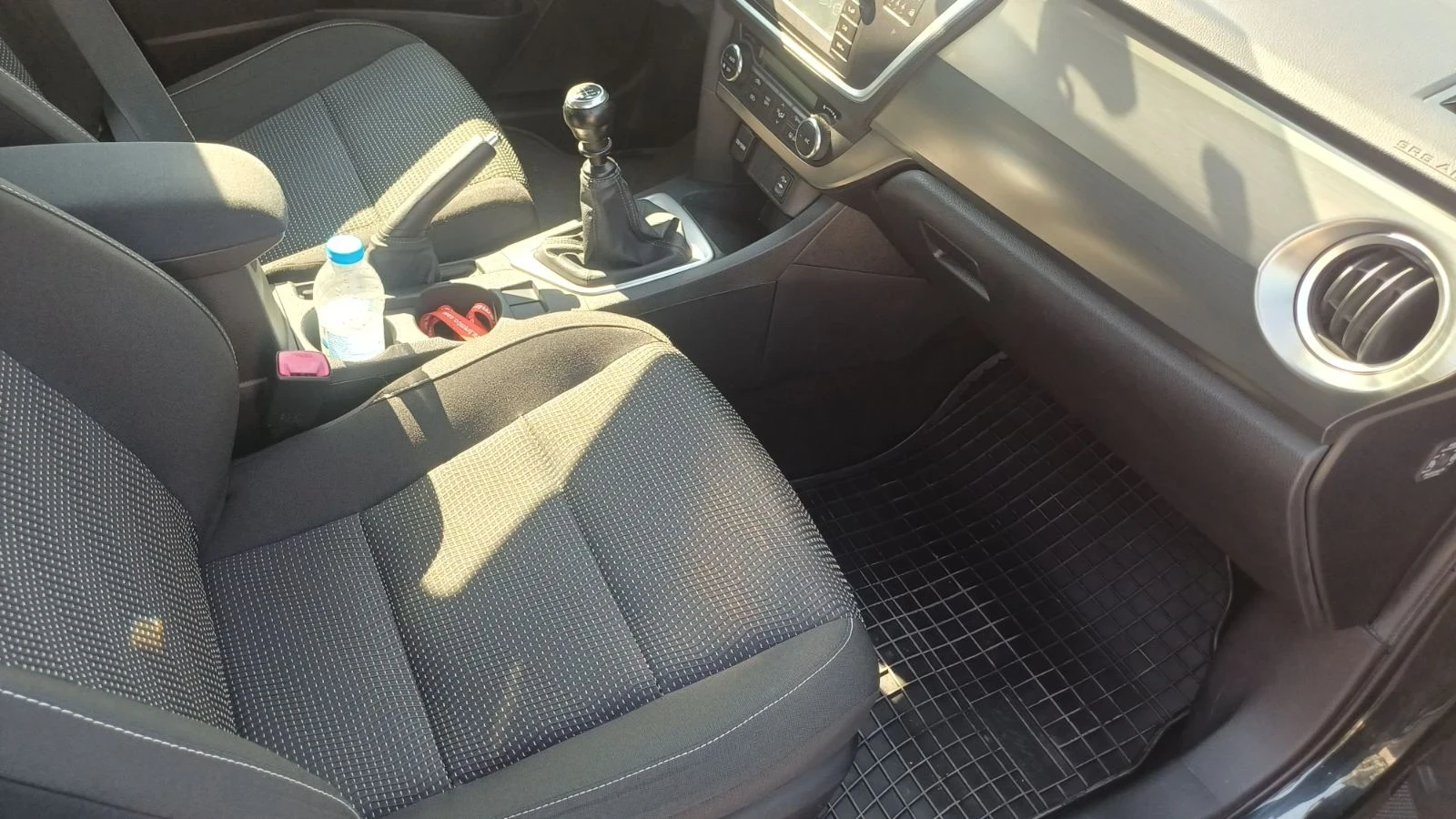 Toyota Auris 1.4, снимка 16 - Автомобили и джипове - 54336947