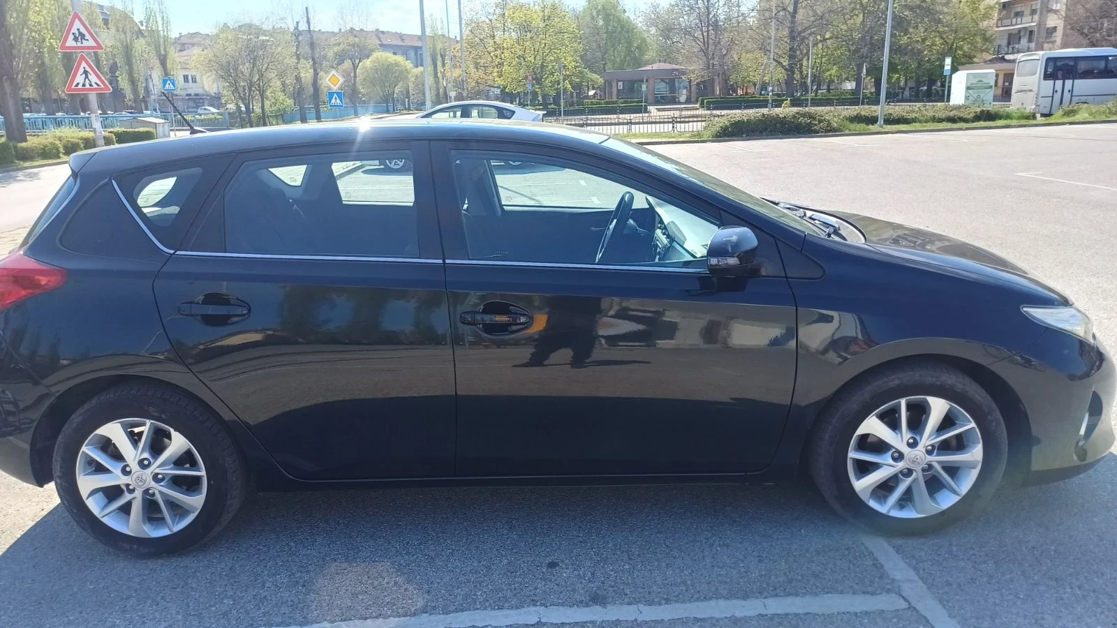 Toyota Auris 1.4, снимка 2 - Автомобили и джипове - 54336947