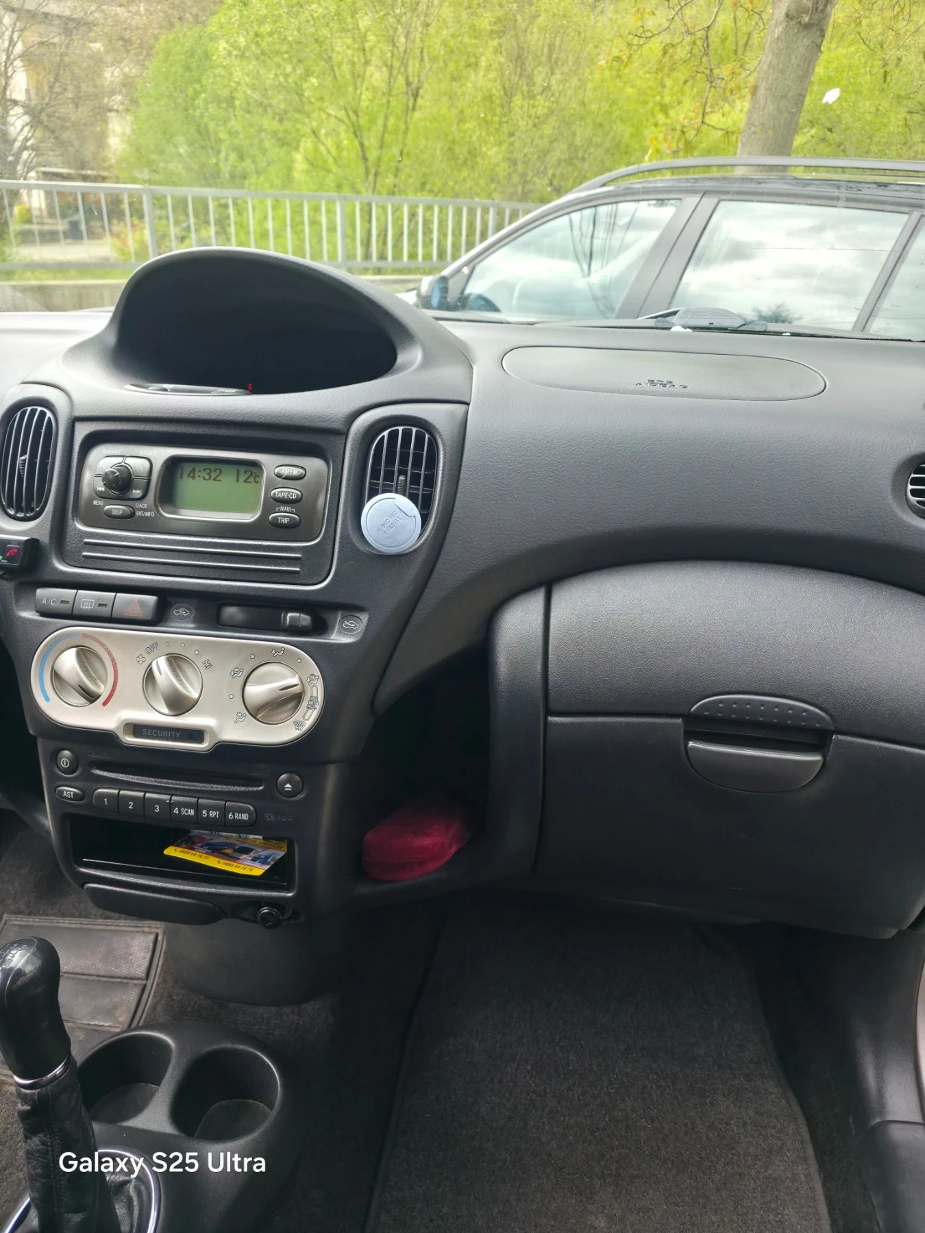 Toyota Yaris verso, снимка 9 - Автомобили и джипове - 54445032