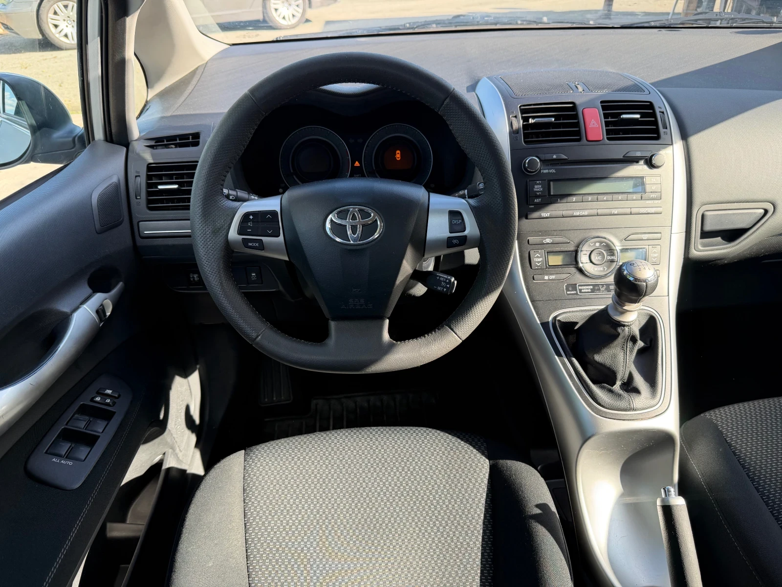 Toyota Auris 1.6, снимка 9 - Автомобили и джипове - 54556026