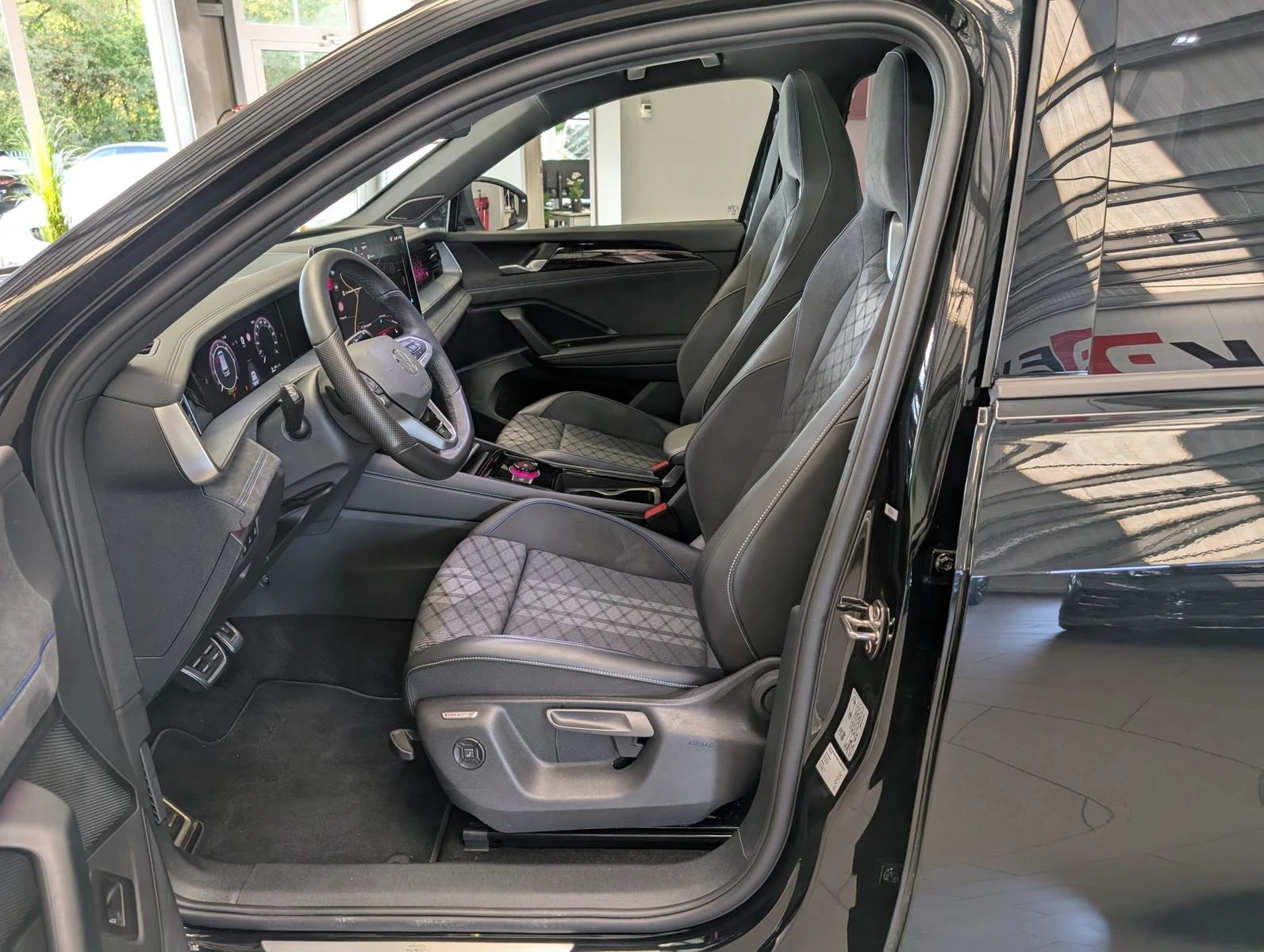 VW Tayron 2.0 TDI 4-MOTION R-LINE PANO H/K 360 7МЕСТЕН - изображение 6