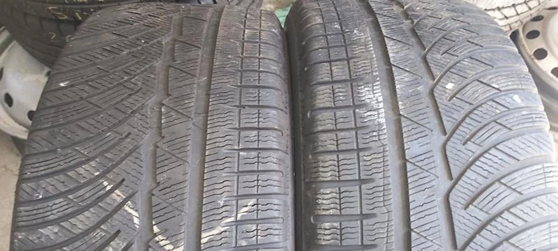 Гуми Зимни 255/40R18, снимка 1 - Гуми и джанти - 33539969