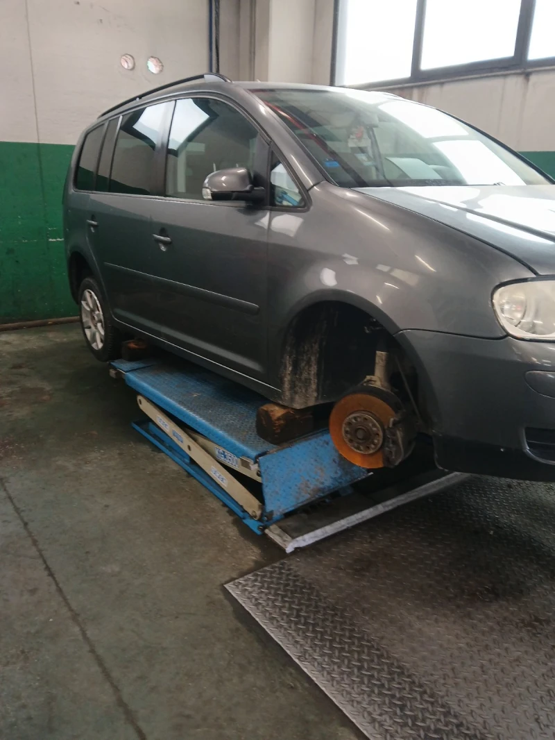 VW Touran 2.0tdi, снимка 10 - Автомобили и джипове - 49999274