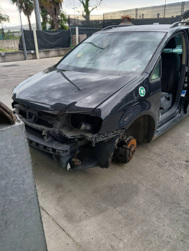 VW Touran 2.0tdi, снимка 11 - Автомобили и джипове - 49999274