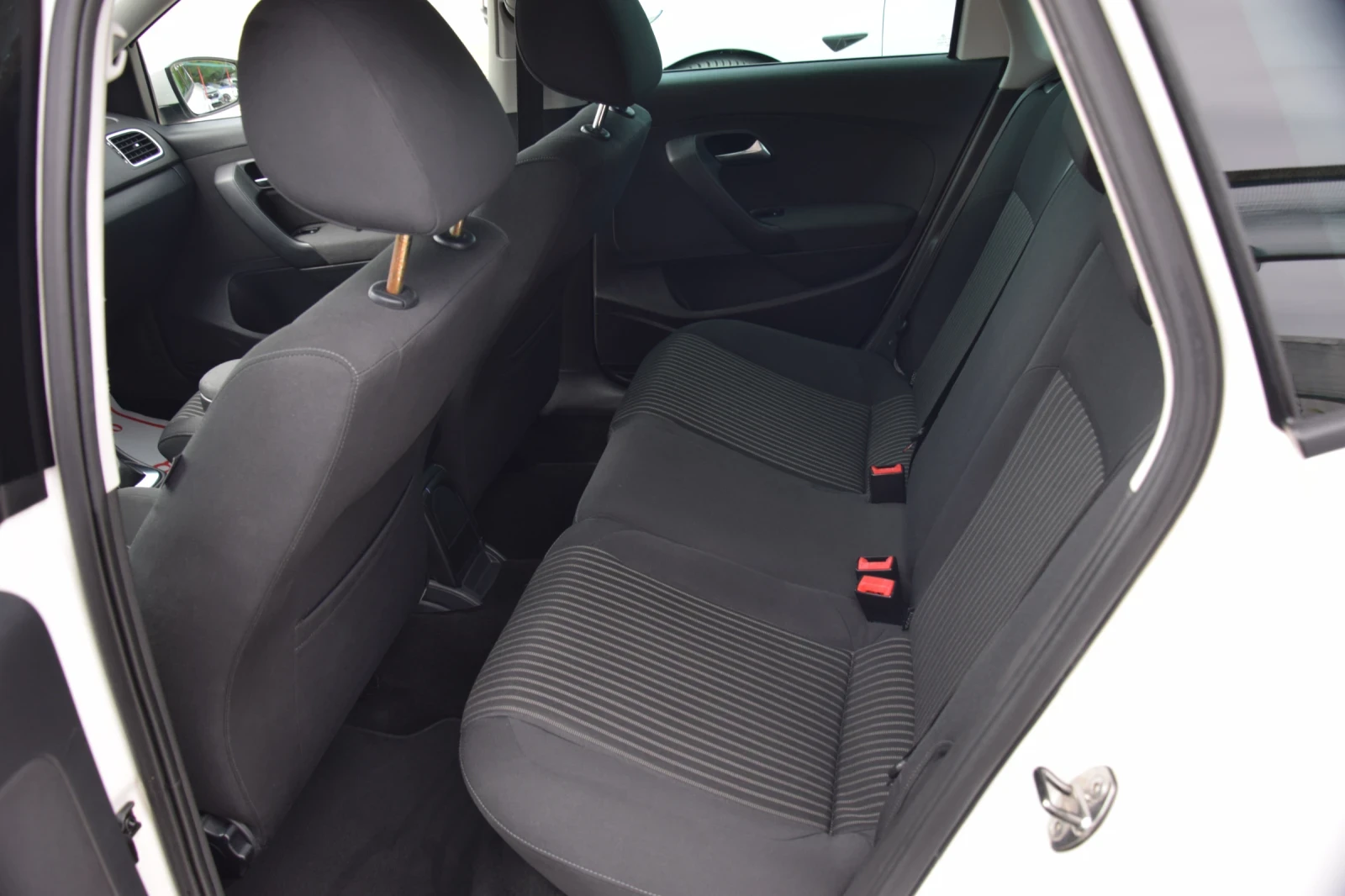 VW Polo 1.6 TDI AUTOMATIC , снимка 10 - Автомобили и джипове - 56179797