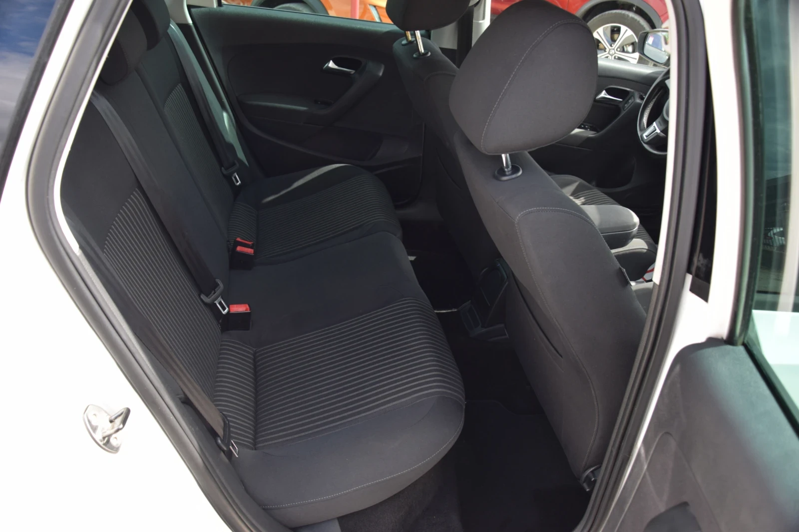 VW Polo 1.6 TDI AUTOMATIC , снимка 13 - Автомобили и джипове - 56179797