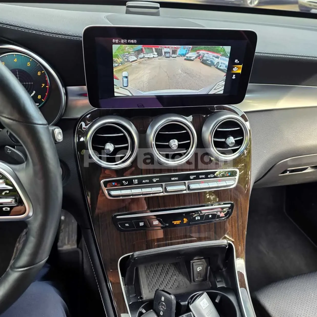 Mercedes-Benz GLC 300 4MATIC| DISTRONIC| КАМ| ПОДГРЕВ| ПАНО| ТЕХНОТЕСТ, снимка 11 - Автомобили и джипове - 54740902