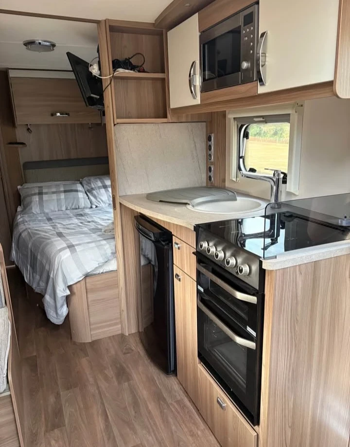 Каравана Swift 630 CHARISMA, снимка 8 - Каравани и кемпери - 56060867