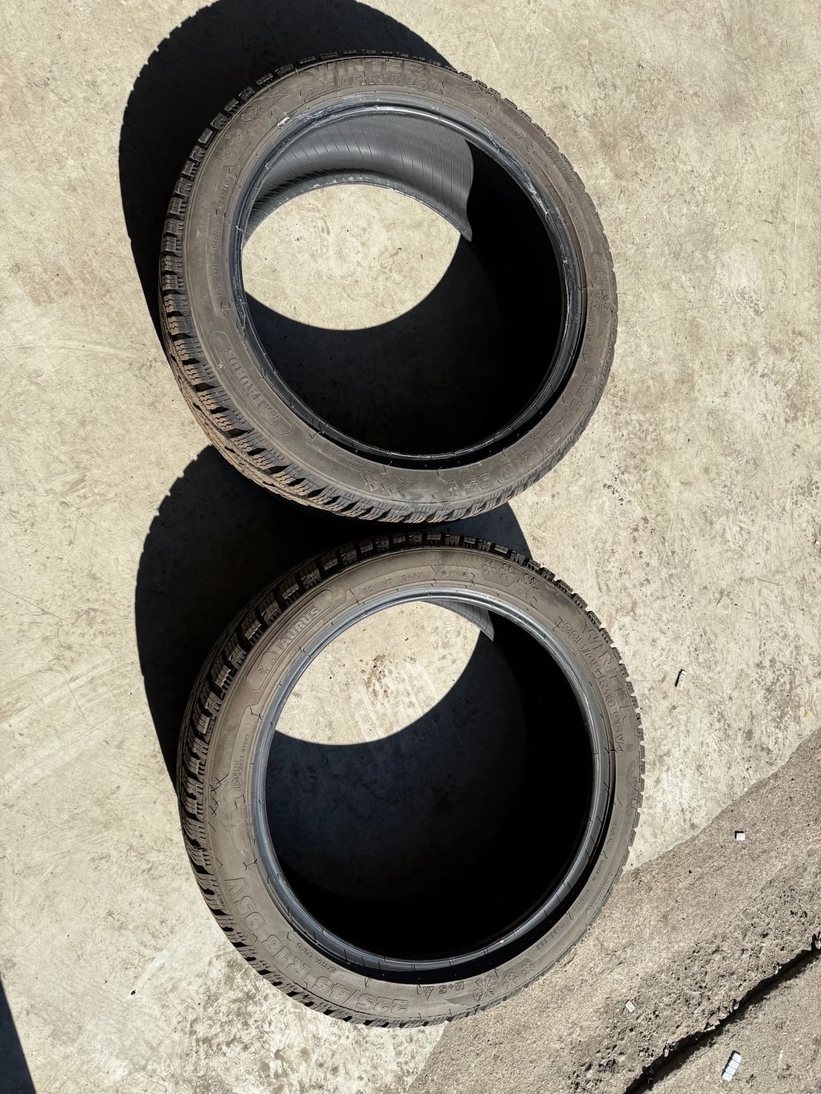 Гуми Зимни 225/45R18, снимка 2 - Гуми и джанти - 54913696