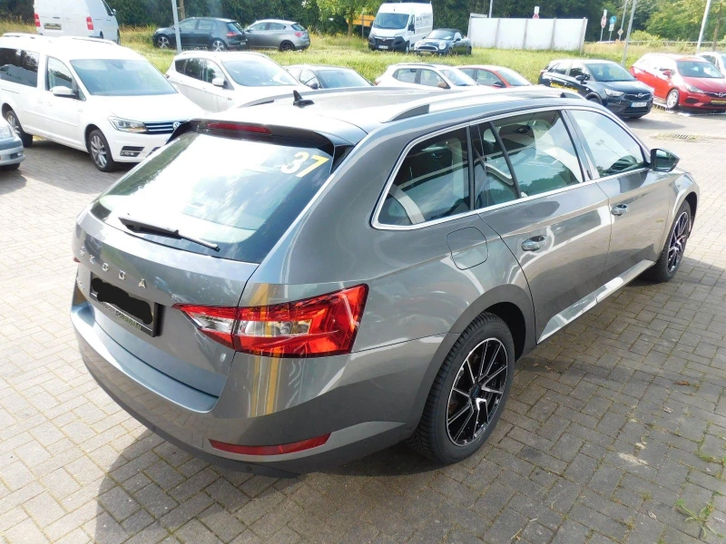 Skoda Superb Combi 2.0 TDI Navi, снимка 5 - Автомобили и джипове - 48957600