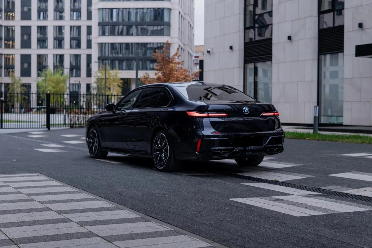 BMW 760 e-Hybrid M-Sport, Massage, B/W, снимка 4 - Автомобили и джипове - 53972058