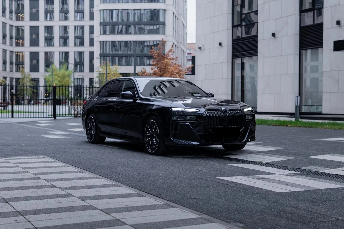 BMW 760 e-Hybrid M-Sport, Massage, B/W, снимка 3 - Автомобили и джипове - 53972058