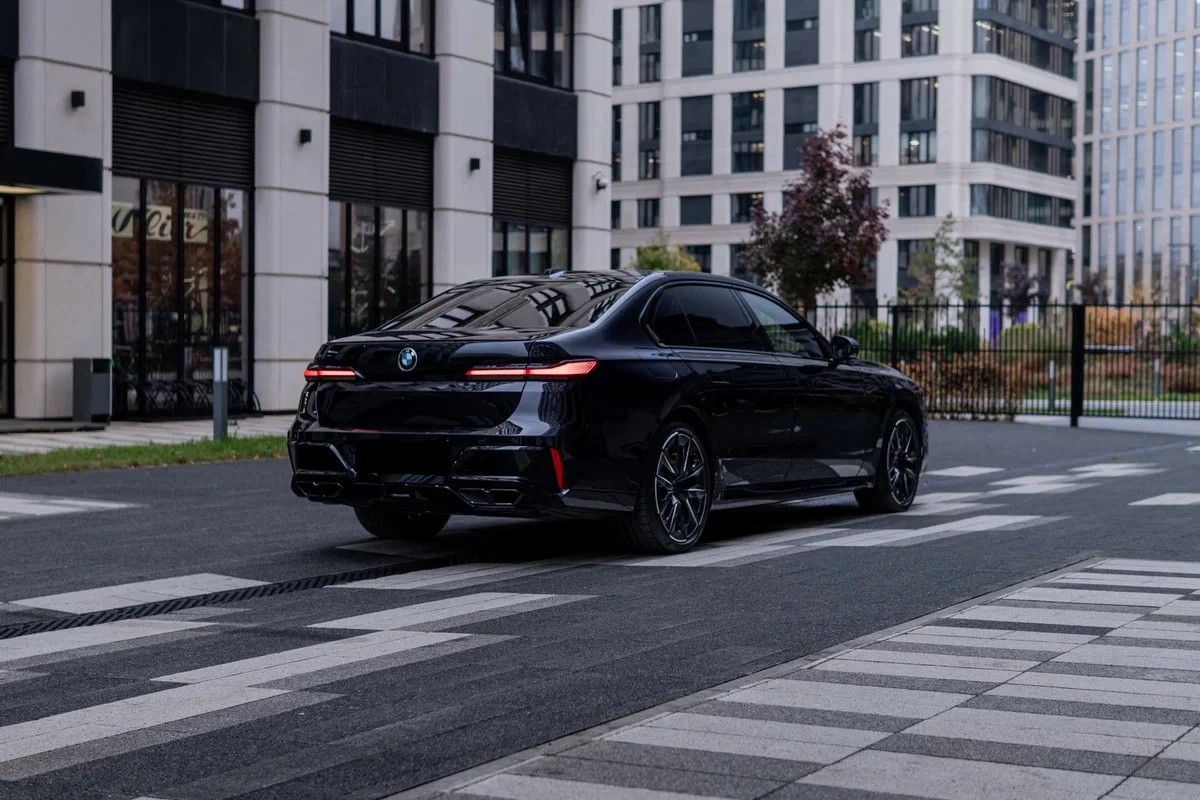 BMW 760 e-Hybrid M-Sport, Massage, B/W, снимка 2 - Автомобили и джипове - 53972058