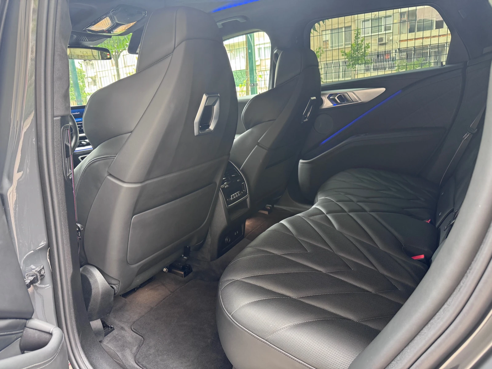 BMW XM V8* Plug in* 4WD* 26KM* 2025* Гаранция* M* TOP* , снимка 10 - Автомобили и джипове - 54768388