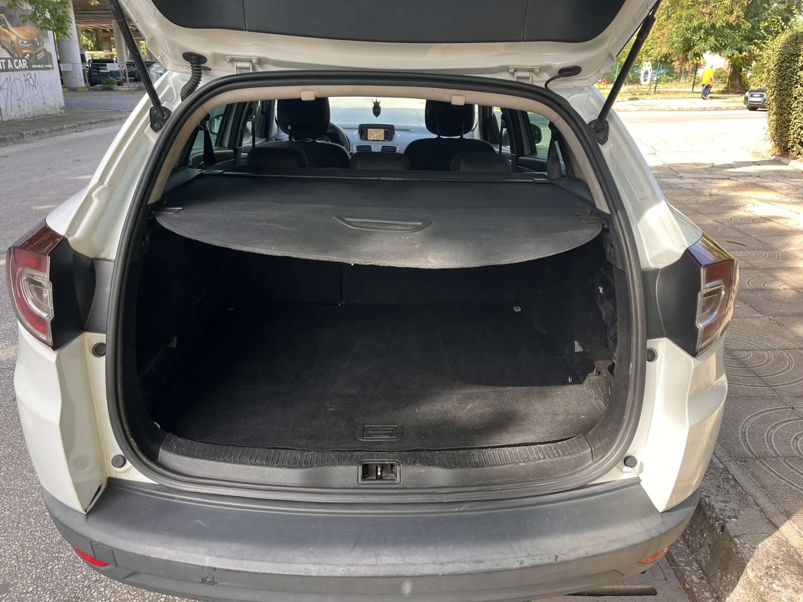 Renault Megane 1.5 DCI/NAVI, снимка 10 - Автомобили и джипове - 56080496