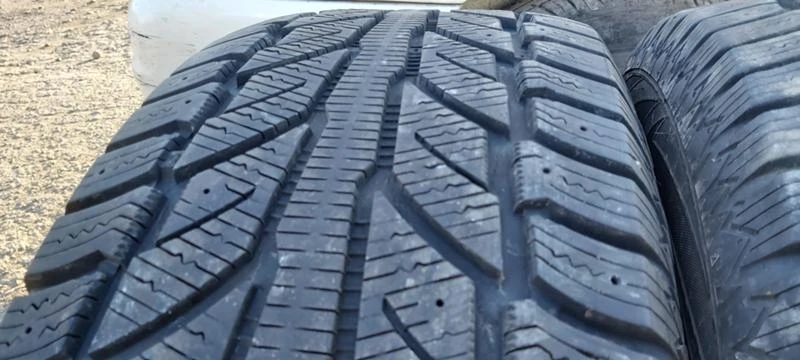 Гуми Зимни 255/70R16, снимка 3 - Гуми и джанти - 30923447