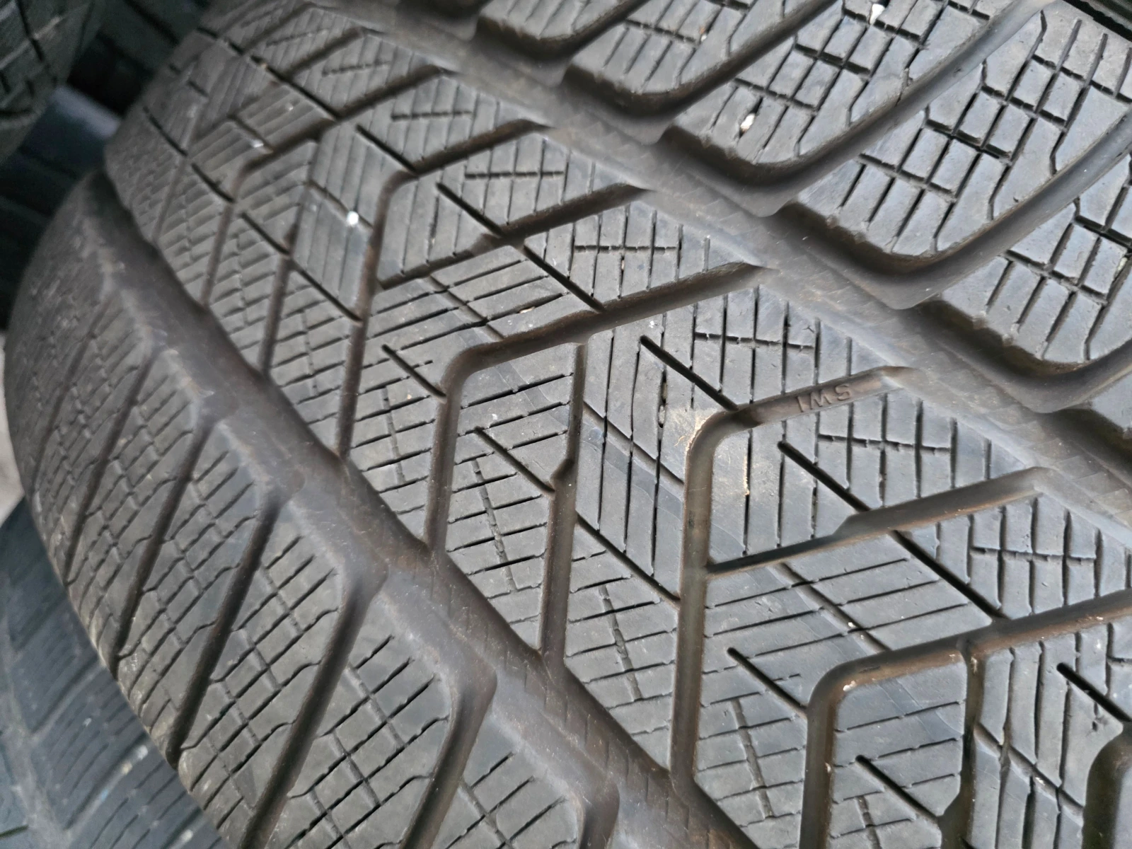 Гуми Зимни 275/45R20, снимка 4 - Гуми и джанти - 56661509