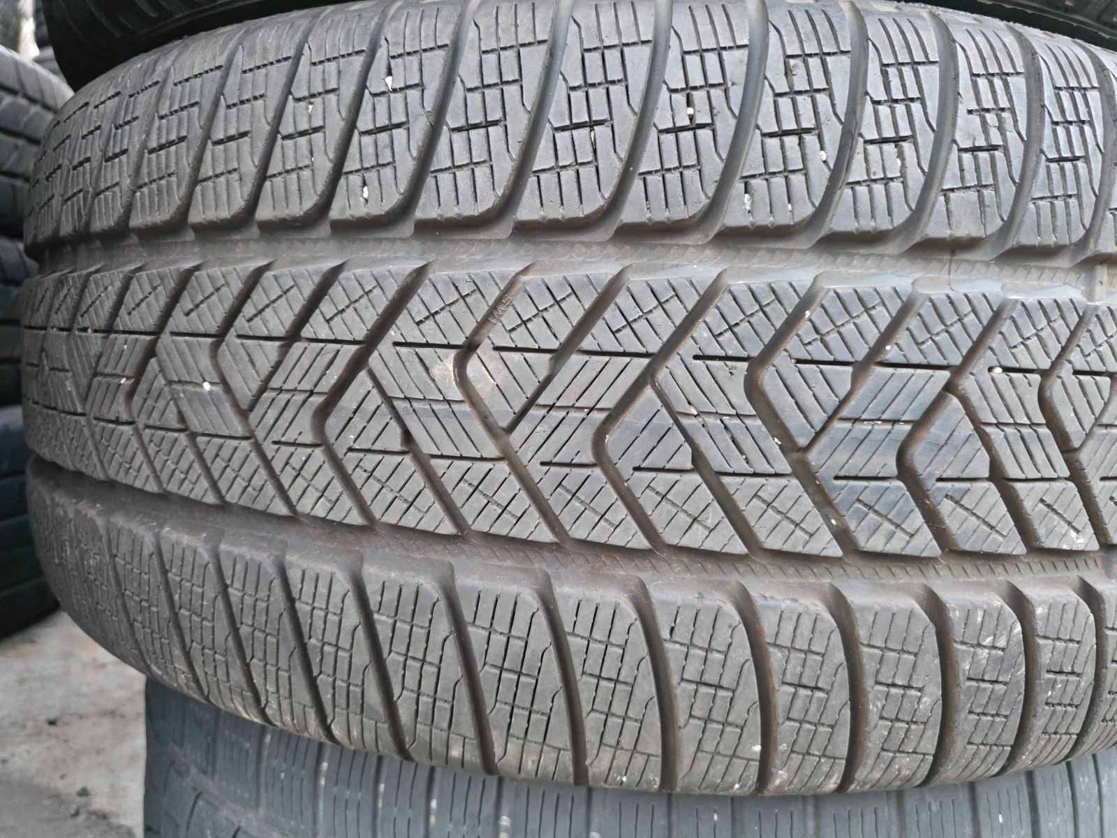Гуми Зимни 275/45R20, снимка 2 - Гуми и джанти - 56661509