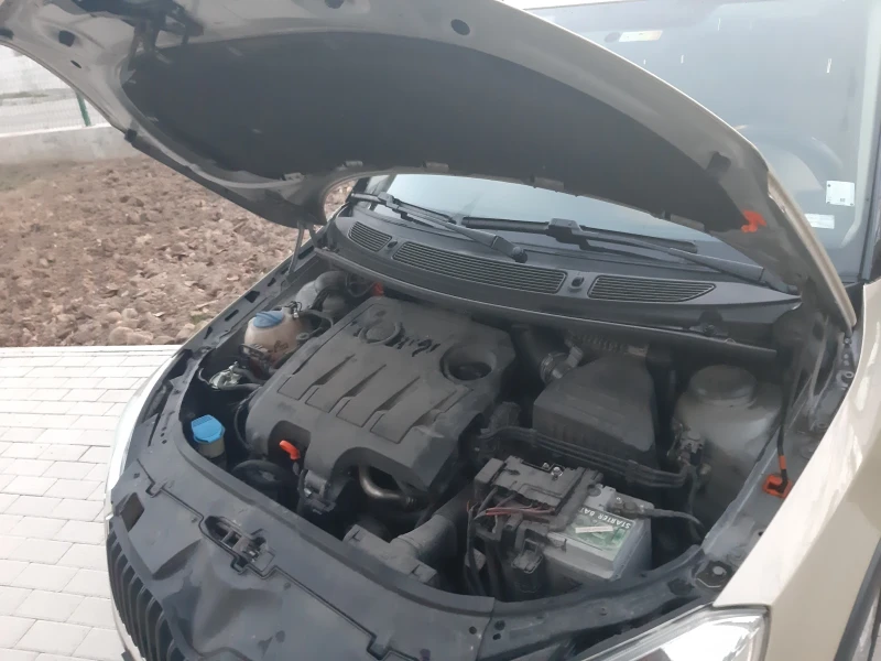 Skoda Roomster 1.6 TDI 90 K.C. SCOUT, снимка 9 - Автомобили и джипове - 52281039