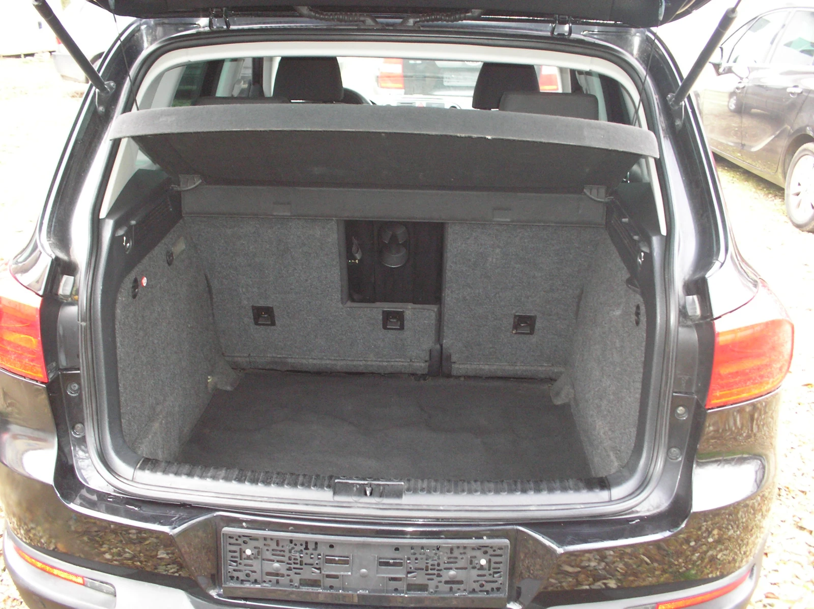 VW Tiguan 2, 0 d -4x4, снимка 12 - Автомобили и джипове - 52311774