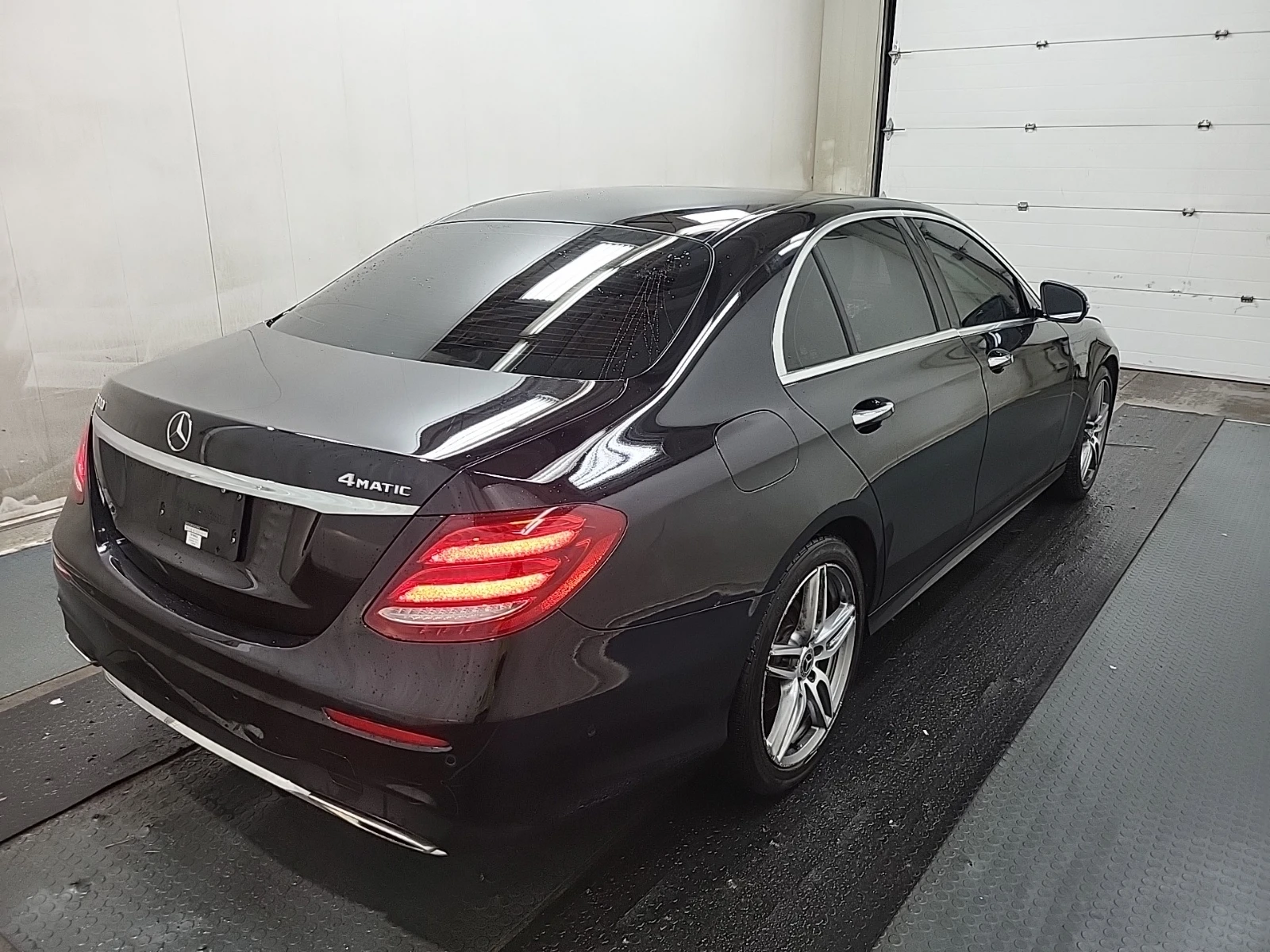Mercedes-Benz E 300 4MATIC * * CARFAX * * АВТО КРЕДИТ * *  - изображение 4