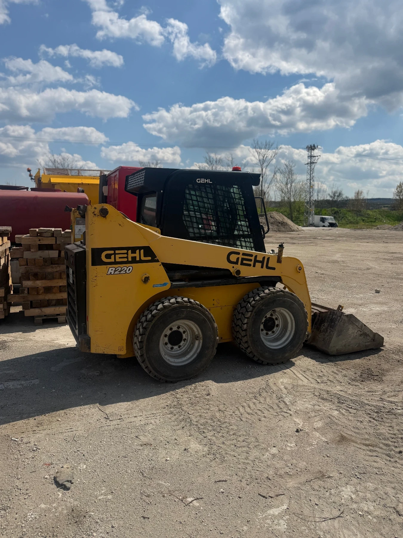 Мини челни товарачи GEHL R220, снимка 7 - Индустриална техника - 54173114