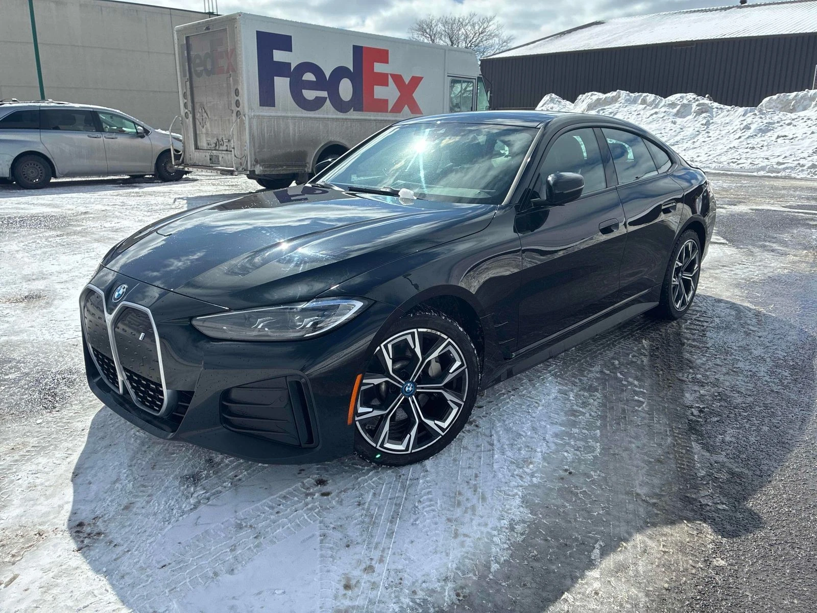 BMW i4 eDrive40 С РЕГИСТРАЦИЯ & АВТО КРЕДИТ | Auto.bg — изображение 1