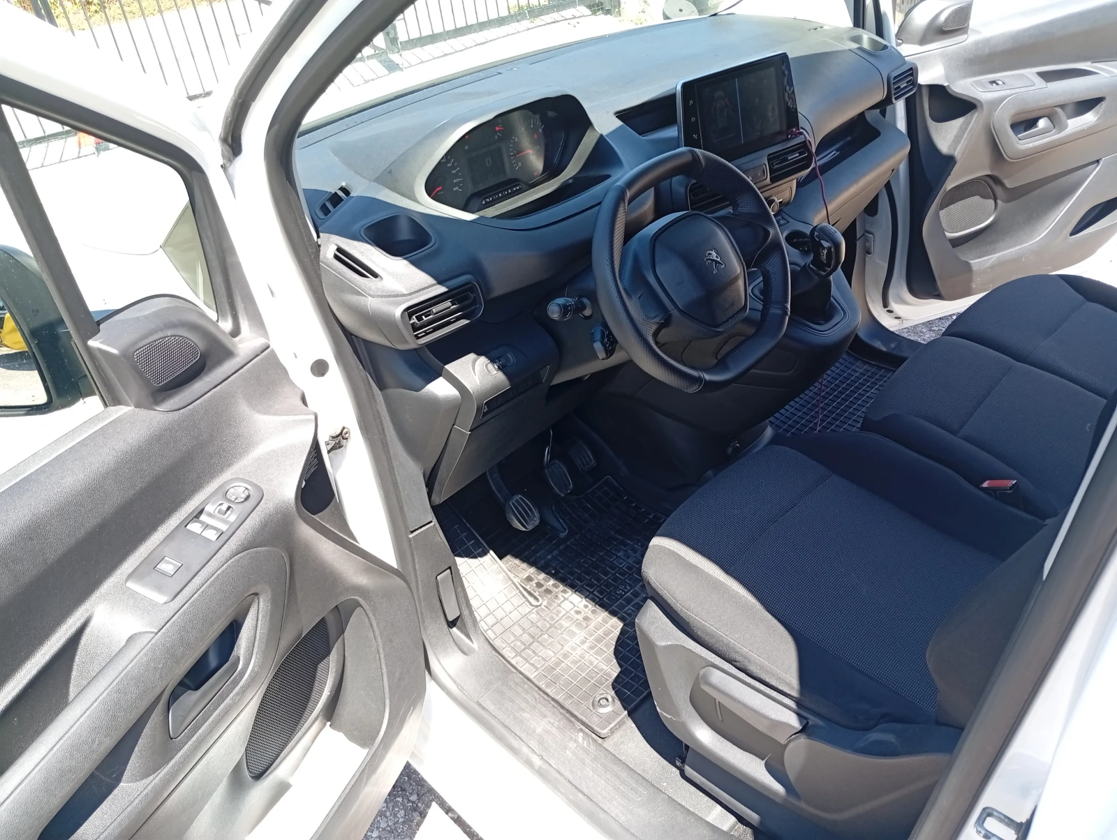Peugeot Partner 1.6 HDI-73kw 99к.с Euro6, снимка 13 - Автомобили и джипове - 54421461