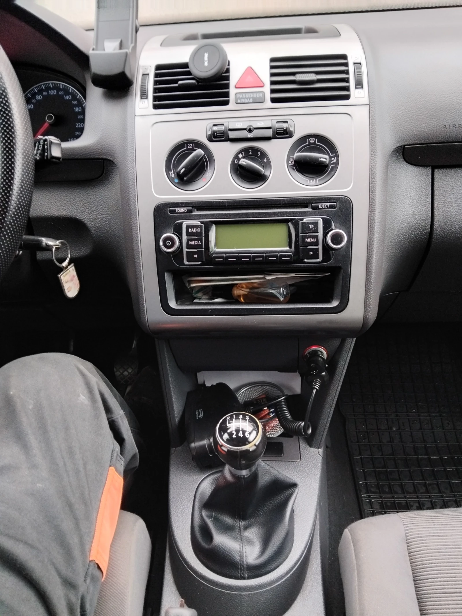 VW Touran, снимка 6 - Автомобили и джипове - 56569411