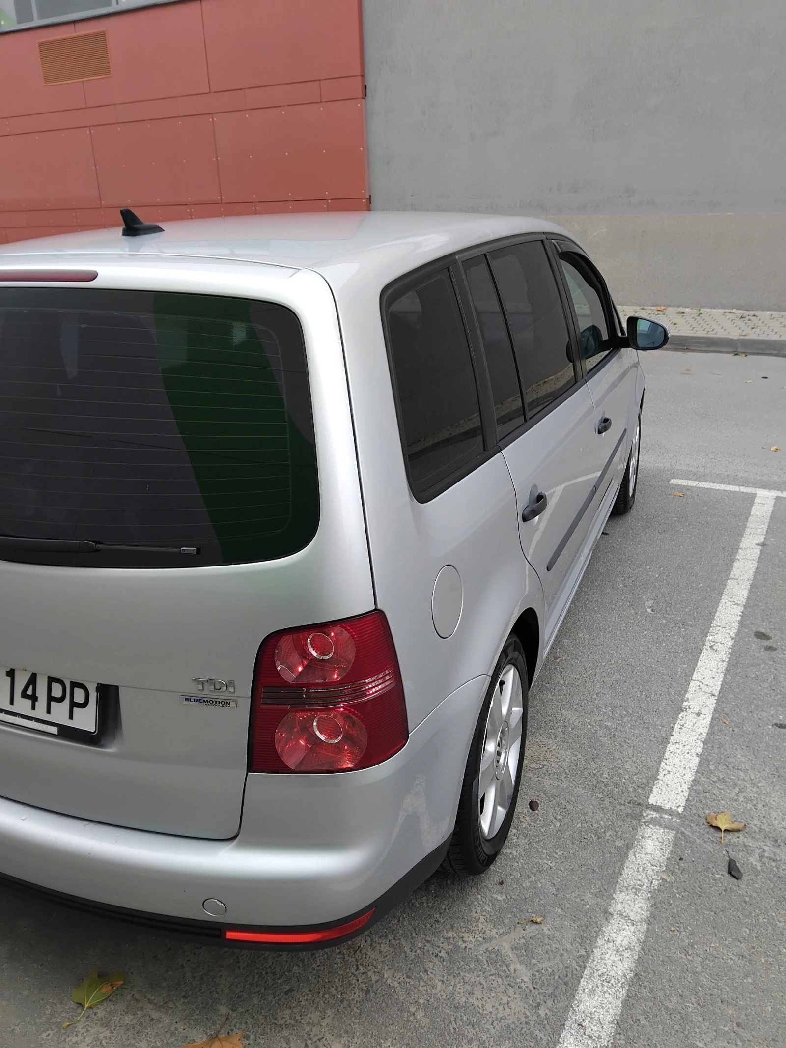VW Touran, снимка 3 - Автомобили и джипове - 56569411