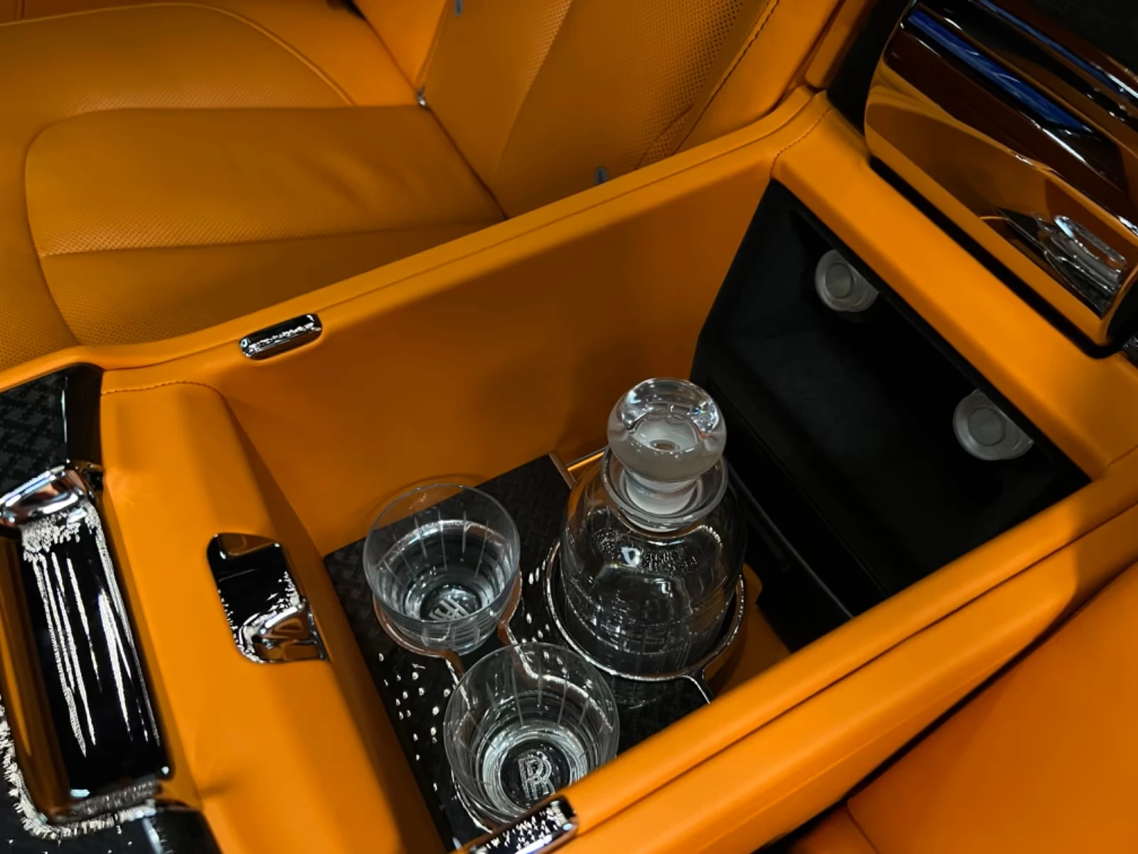 Rolls-Royce Cullinan Mandarin , снимка 16 - Автомобили и джипове - 53769921