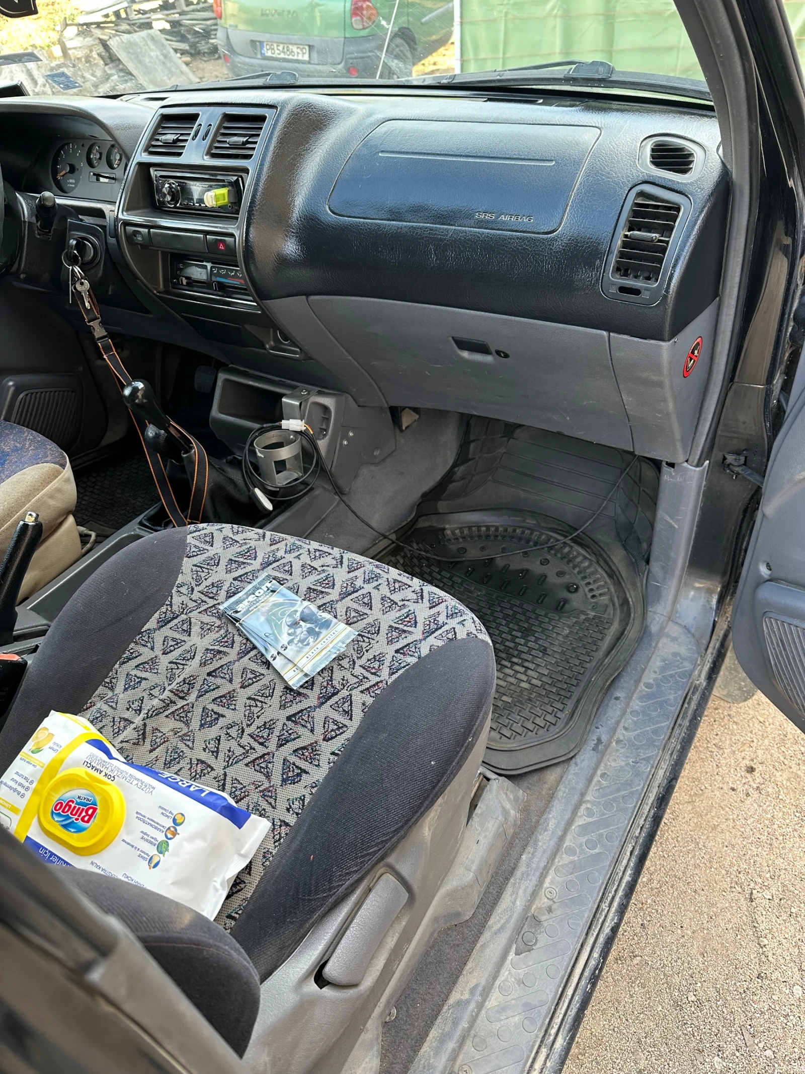 Nissan Terrano 2.7, снимка 12 - Автомобили и джипове - 53879154